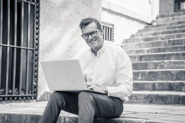 Стильный Старик Работающий Ноутбуке Серфингует Интернету Сидя Лестнице Городом Цифровой — стоковое фото