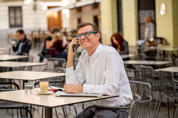 Knappe Volwassen Creatieve Freelance Zakenman Praten Mobiele Telefoon Glimlachen Tijdens — Stockfoto