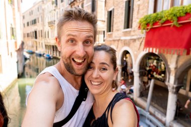 Mutlu çift yaz tatil turizm seyahat Avrupa tatil etrafında İtalya'ünlü Avrupa şehir Venedik kanallarında akıllı cep telefonu ile bir selfie alarak seviyorum ve kavram balayı.
