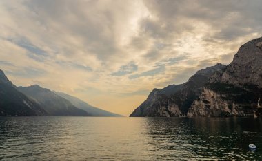 En büyük Avrupa Lago di garda batımında İtalya Alpleri'nde kenarındaki göle ile güzel bulutlar gökyüzünde güzel tatil fotoğraf.