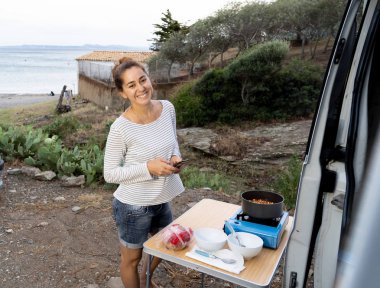Avrupa ülkelerinde camper van hayat ilham Camper van hayatta Van macera Road trip tarafından seyahat ve bütçe kavramı üzerinde seyahat mutlu güzel yong kadın.