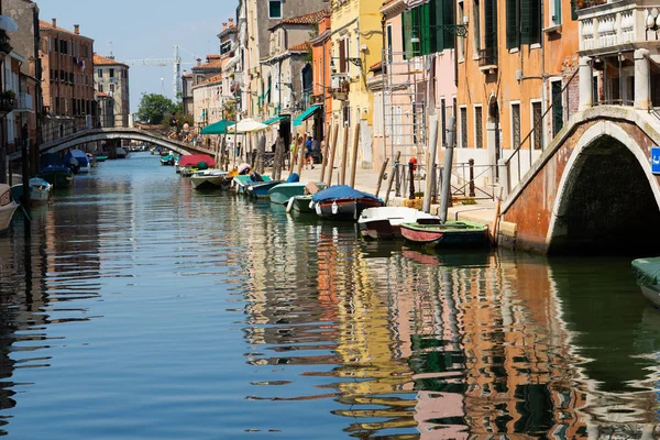 観光写真 運河水とイタリアの最も有名な都市のランドマークの一つヴェネチアの古代建築物 — ストック写真