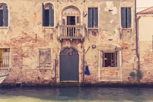観光写真 運河水とイタリアの最も有名な都市のランドマークの一つヴェネチアの古代建築物 — ストック写真