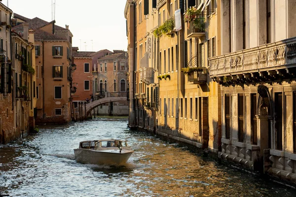 観光写真 運河水とイタリアの最も有名な都市のランドマークの一つヴェネチアの古代建築物 — ストック写真