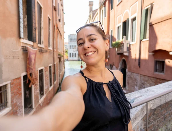 Unga Attraktiva Latin Spansktalande Turist Tar Selfie Venedig Canal Kul — Stockfoto