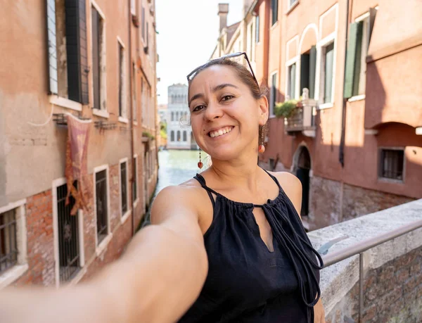 Young Attractive Latin Hispanic Tourist Taking Selfie Venice Canal Having — Stock Photo, Image