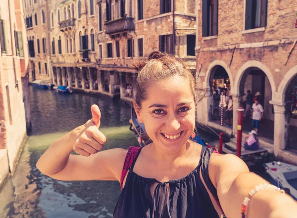 年轻迷人的拉丁西班牙游客自拍在威尼斯运河有乐趣在意大利度假在欧洲夏季旅游假期 — 图库照片