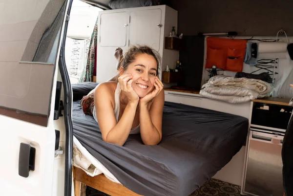 Kobieta Szczęśliwa Yong Piękne Podróży Przez Camper Van Wokół Europy — Zdjęcie stockowe