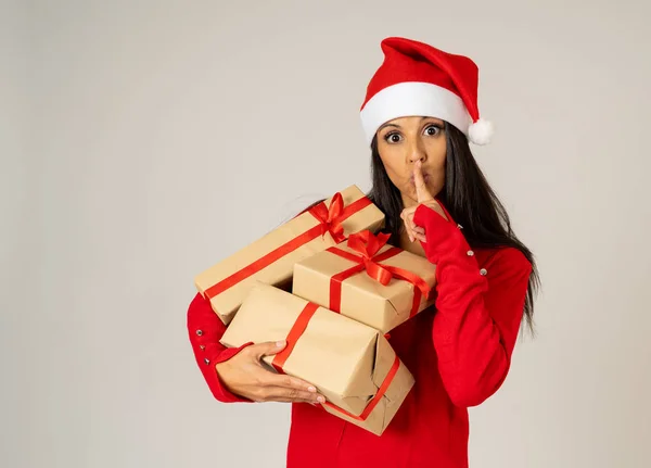 Kız Gülümseyerek Santa Noel Şapka Seyir Kazık Hediye Kutuları Ile — Stok fotoğraf