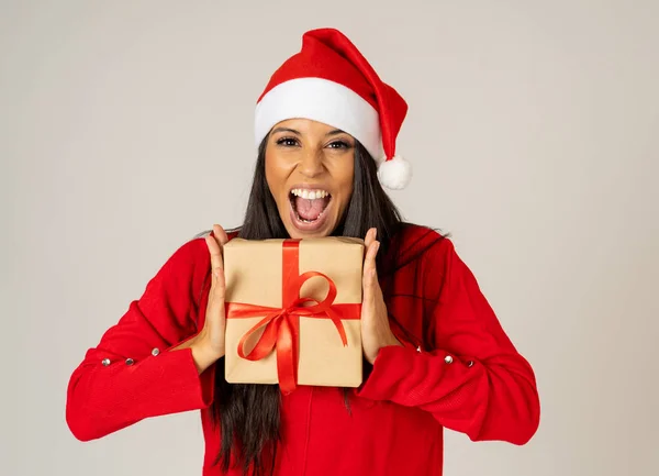 Joven Mujer Feliz Suéter Rojo Sombrero Mirando Emocionado Mostrando Regalo — Foto de Stock