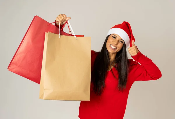 Genç Kadın Noel Için Hazır Kağıt Poşetler Içinde Kırmızı Santa — Stok fotoğraf