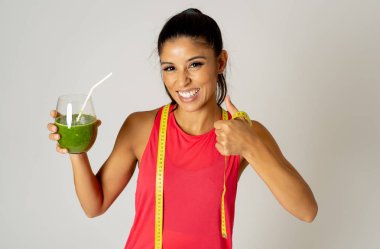Sağlıklı spor kadın içki taze yeşil detoks temiz Fitness diyet ve sağlıklı beslenme yaşam tarzı kavramı gri arka plan üzerinde izole ıspanak güler yüzlü.