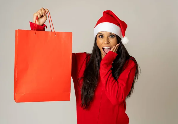 Genç Kadın Noel Için Hazır Kağıt Poşetler Içinde Kırmızı Santa — Stok fotoğraf