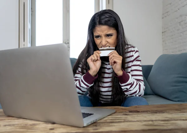 Aantrekkelijke Jonge Latijns Vrouw Wanhopig Woedend Met Credit Card Laptop — Stockfoto