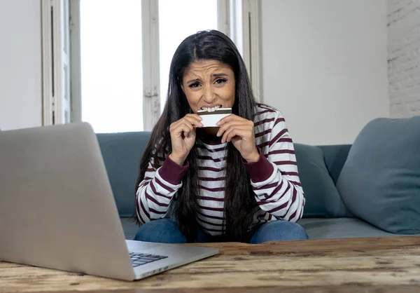 Aantrekkelijke Jonge Latijns Vrouw Wanhopig Woedend Met Credit Card Laptop — Stockfoto