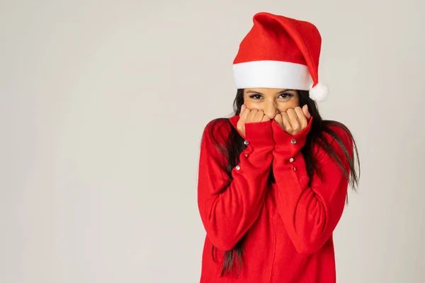 Joven Alegre Hermosa Sonriente Sombrero Santa Suéter Rojo Sonriente Juguetón — Foto de Stock