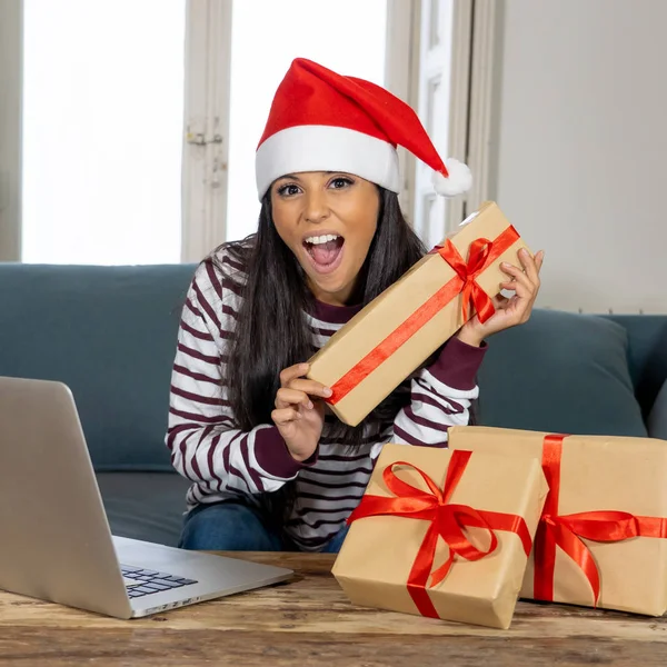 Vrouw Dragen Rode Trui Kerstman Hoed Kiezen Kopen Van Giften — Stockfoto