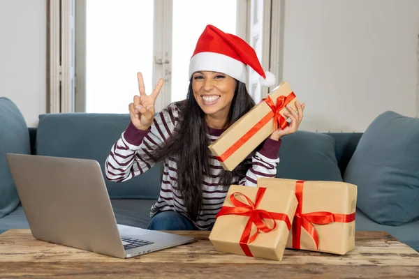 Mujer Con Suéter Rojo Sombrero Santa Claus Elegir Comprar Regalos — Foto de Stock