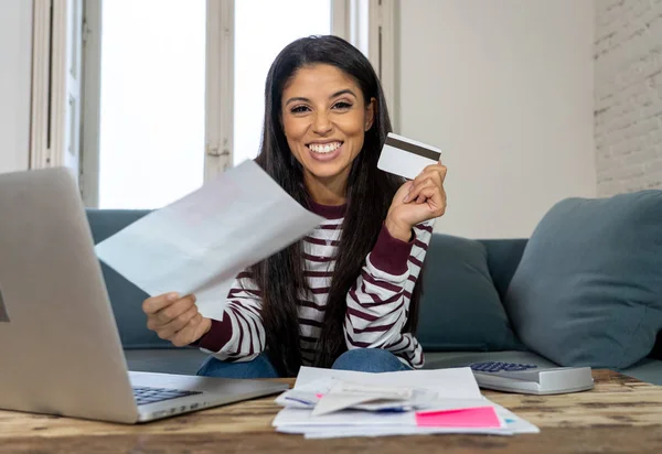 Glada Attraktiv Latin Kvinna Använder Kreditkort Kalkylator Och Laptop Betala — Stockfoto