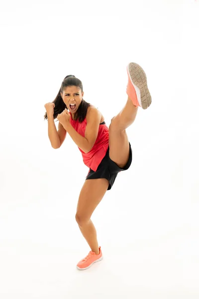 戦いのキック ボクシング トレーニングのワークアウトを投げて積極的な若い 猛烈なラテン女性キック フィットネス スポーツ ジム運動および個人的な防衛の概念の白い背景で隔離の攻撃 — ストック写真