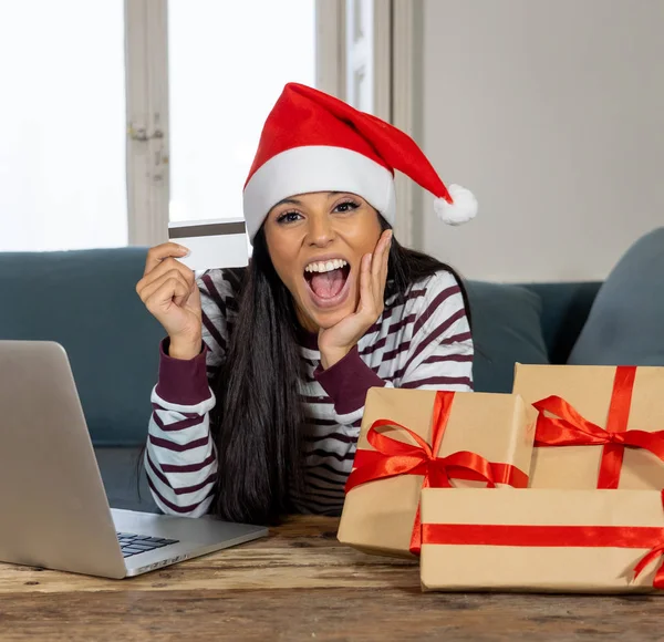 Vrouw Dragen Rode Trui Kerstman Hoed Holding Creditcard Kiezen Kopen — Stockfoto
