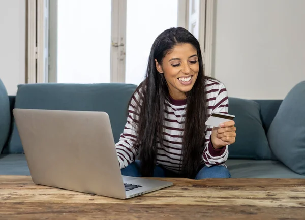 Atractiva Mujer Latina Joven Sosteniendo Tarjeta Crédito Utilizando Compra Computadoras —  Fotos de Stock