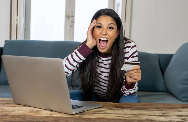 Привлекательная Молодая Латиноамериканка Держащая Кредитную Карту Пользуясь Ноутбуком Покупает Интернете — стоковое фото