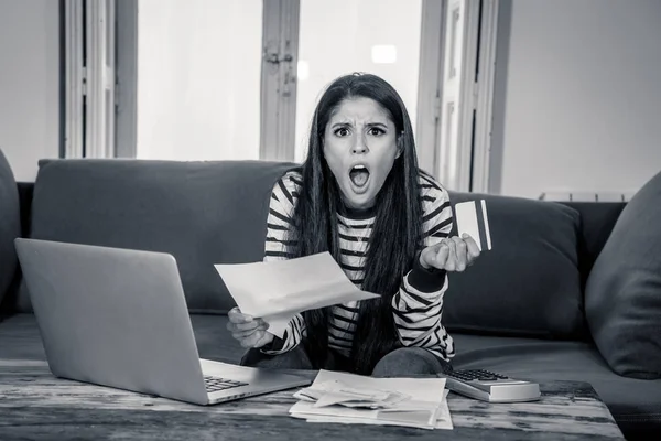 Mujer Preocupada Desesperada Calculando Los Gastos Tributarios Las Facturas Contando — Foto de Stock