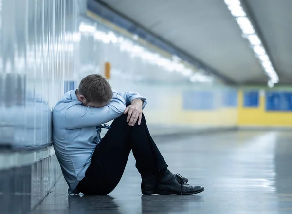 Jonge Werkloze Zakenman Lijden Depressie Zittend Grond Straat Ondergrondse Leunend — Stockfoto