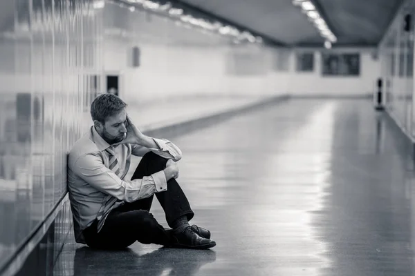 Jovem Homem Negócios Sem Emprego Sofrendo Depressão Sentado Rua Subterrânea — Fotografia de Stock