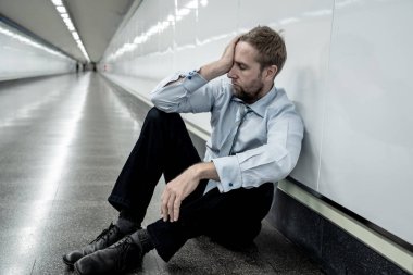 Umutsuz üzgün genç işadamı duygusal acı keder ve depresyon ve stres yaşam tarzı çalışma sorunları başarısızlık işsizlik ruh sağlığı tünel Metro tek başına oturan derin depresyon acı.
