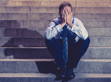 Genç iş adamı depresyon terk edilmiş zemin sokak Beton merdiven grunge aydınlatmada duygusal acı hüzün acı oturup ağlayarak kayıp ateş.