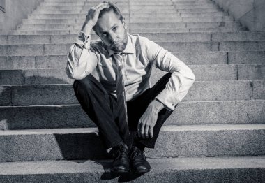 Genç iş adamı depresyon terk edilmiş zemin sokak Beton merdiven grunge aydınlatmada duygusal acı hüzün acı oturup ağlayarak kayıp ateş.