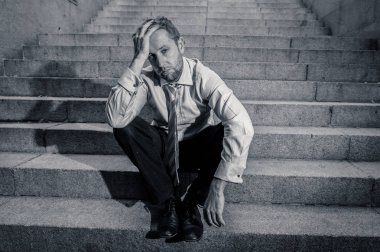 Genç iş adamı depresyon terk edilmiş zemin sokak Beton merdiven grunge aydınlatmada duygusal acı hüzün acı oturup ağlayarak kayıp ateş.