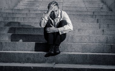 Genç iş adamı depresyon terk edilmiş zemin sokak Beton merdiven grunge aydınlatmada duygusal acı hüzün acı oturup ağlayarak kayıp ateş.