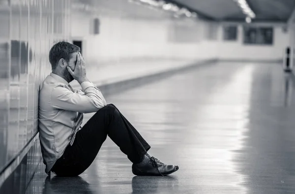 Jonge Werkloze Zakenman Lijden Depressie Zittend Grond Straat Ondergrondse Leunend — Stockfoto