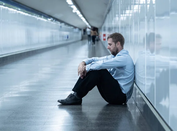 Joven Hombre Negocios Sin Trabajo Que Sufre Depresión Sentado Calle — Foto de Stock