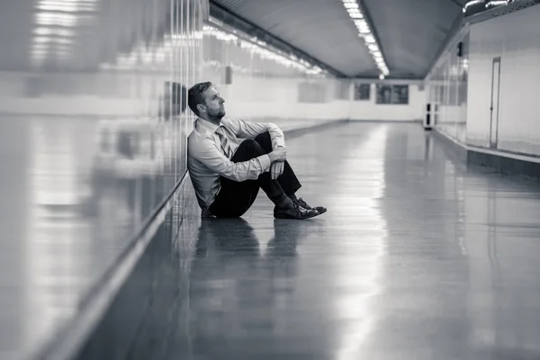 Jovem Homem Negócios Sem Emprego Sofrendo Depressão Sentado Rua Subterrânea — Fotografia de Stock