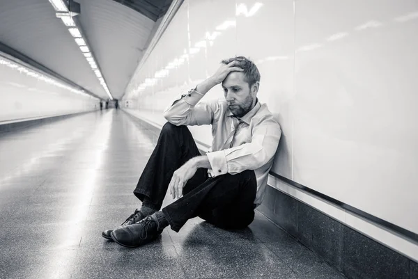 Desesperado Triste Jovem Empresário Sofrendo Dor Emocional Tristeza Depressão Profunda — Fotografia de Stock