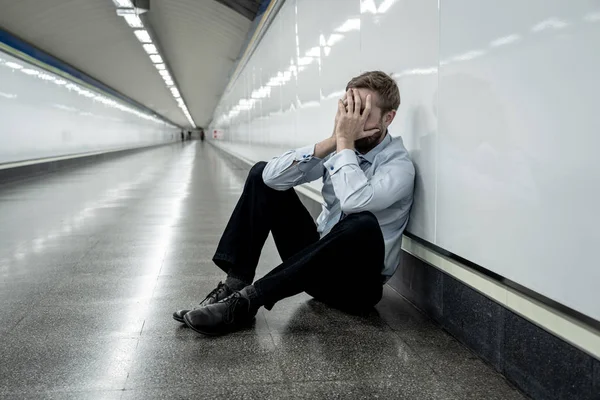 Desesperado Triste Jovem Empresário Sofrendo Dor Emocional Tristeza Depressão Profunda — Fotografia de Stock