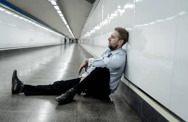 정서적 슬픔과 우울증 스트레스 라이프 스타일 우울증에 지하철에서 고통을 실업가 — 스톡 사진