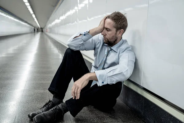 Desesperado Triste Jovem Empresário Sofrendo Dor Emocional Tristeza Depressão Profunda — Fotografia de Stock