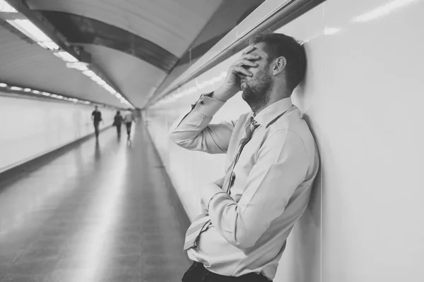 Desesperado Triste Jovem Empresário Sofrendo Dor Emocional Tristeza Depressão Profunda — Fotografia de Stock