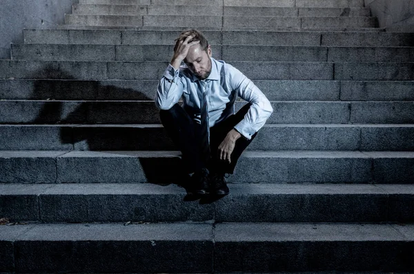 Mladá Vystřelil Obchodní Muž Ztratil Deprese Pláčem Opustili Sedí Zem — Stock fotografie