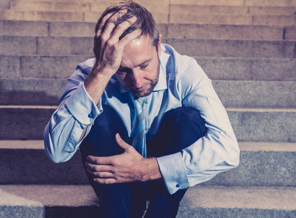 사업가 우울증 조명에 정서적 고통을 콘크리트 계단에 앉아에 — 스톡 사진
