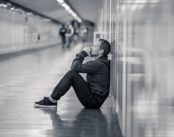 Nyomorult Munkanélküli Fiatalember Sírás Drogfüggő Hajléktalanok Depresszió Stressz Ülő Földre — Stock Fotó