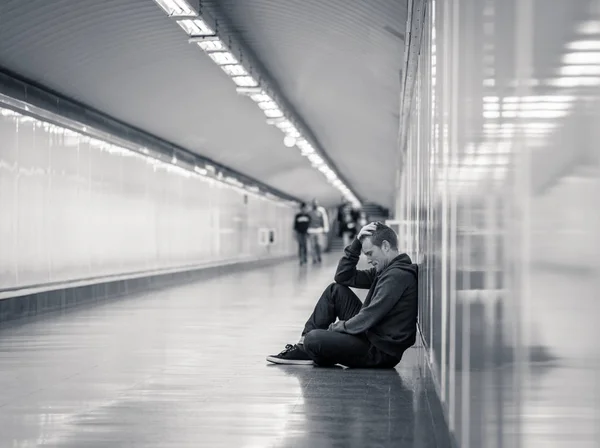 Жалкий Безработный Молодой Человек Плачет Наркоман Депрессивном Стрессе Сидя Подземном — стоковое фото