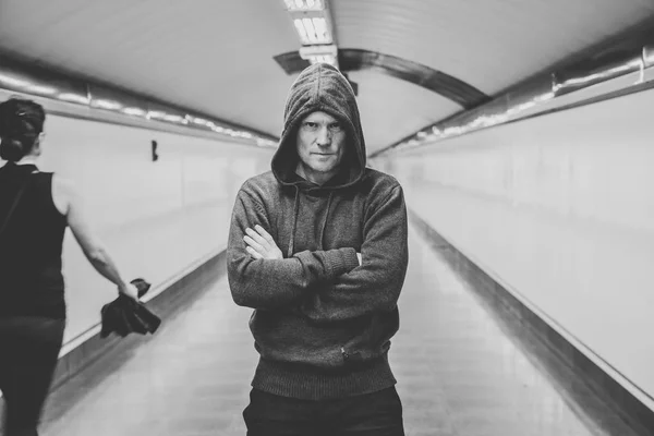 Preto Branco Retrato Homem Olhando Suspeito Assustador Metrô Underpass Uso — Fotografia de Stock