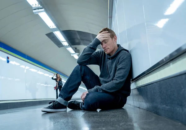 失業青年泣いている麻薬中毒悲惨なうつ病のホームレス ストレス精神障害感情的な痛み悲しみで一人で壁にもたれて必死に探して地上通り地下鉄トンネルの上に座って — ストック写真