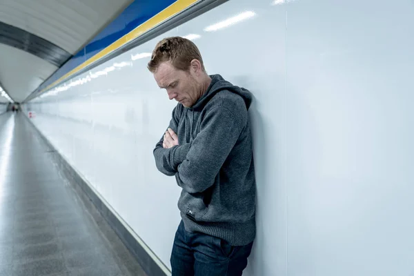 Miserabile Giovane Disoccupato Che Piange Tossicodipendente Senzatetto Depressione Stress Seduto — Foto Stock